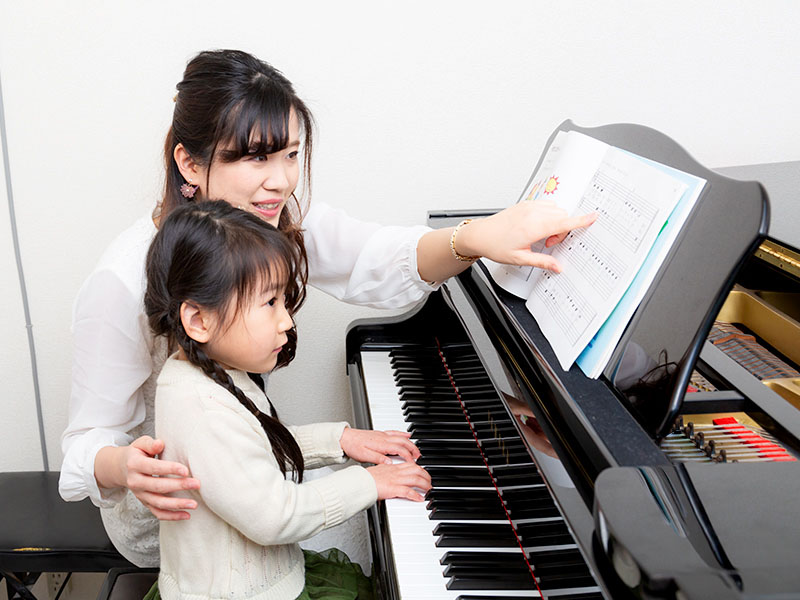講師が小さい生徒さんに優しく指導している様子