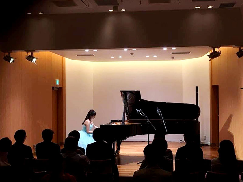 ピアノ演奏活動中の講師