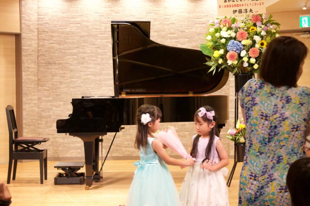 第１回発表会で生徒さん同士で花を渡している