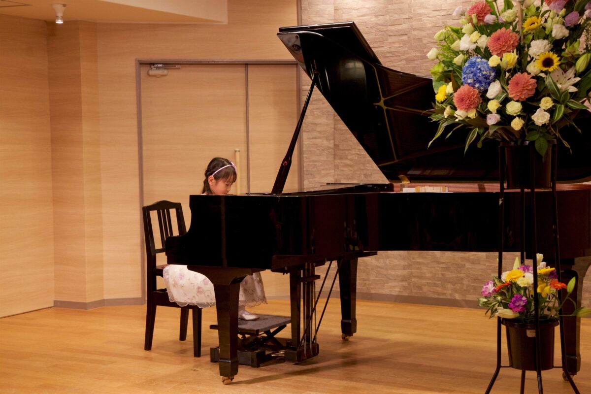 発表会での小さな生徒さんのピアノ演奏